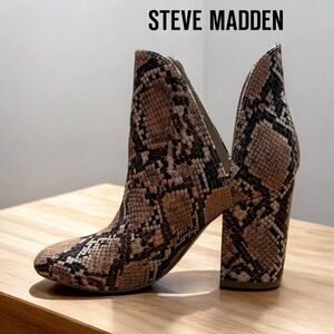 NWOT, Steve Madden, Rookie Cut-Out Ankle
Boots, Size 5M, Beige Snake 👢